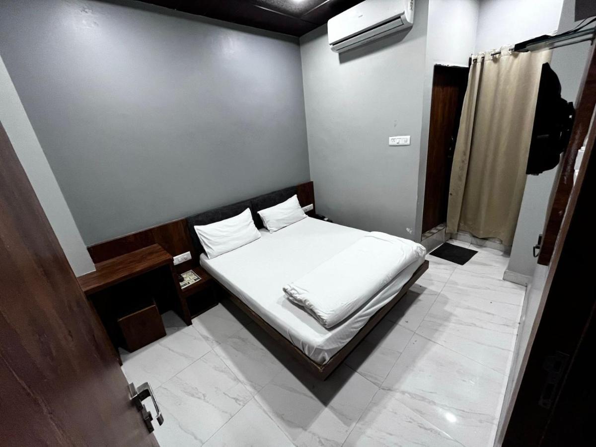 Hotel Shankar Ujjain Bagian luar foto