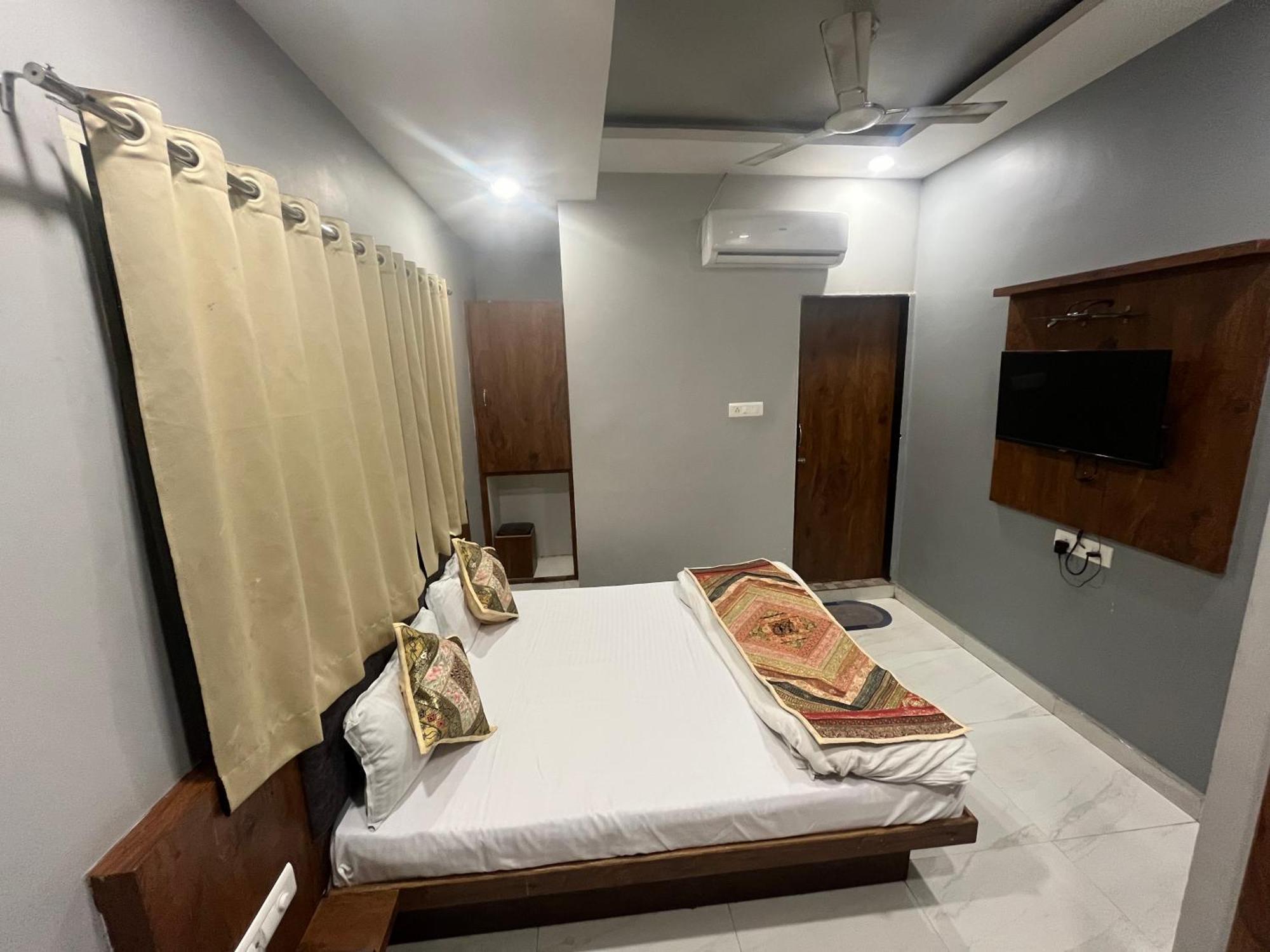Hotel Shankar Ujjain Bagian luar foto