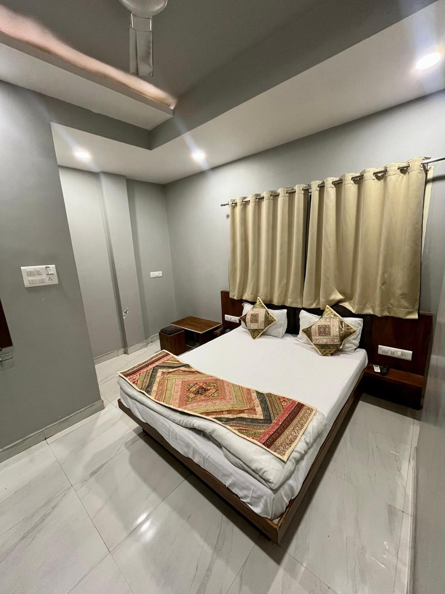 Hotel Shankar Ujjain Bagian luar foto