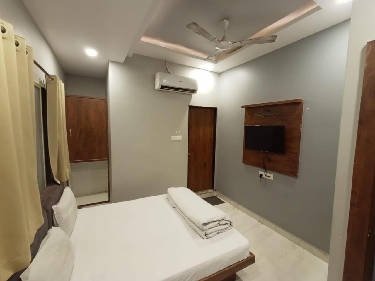 Hotel Shankar Ujjain Bagian luar foto
